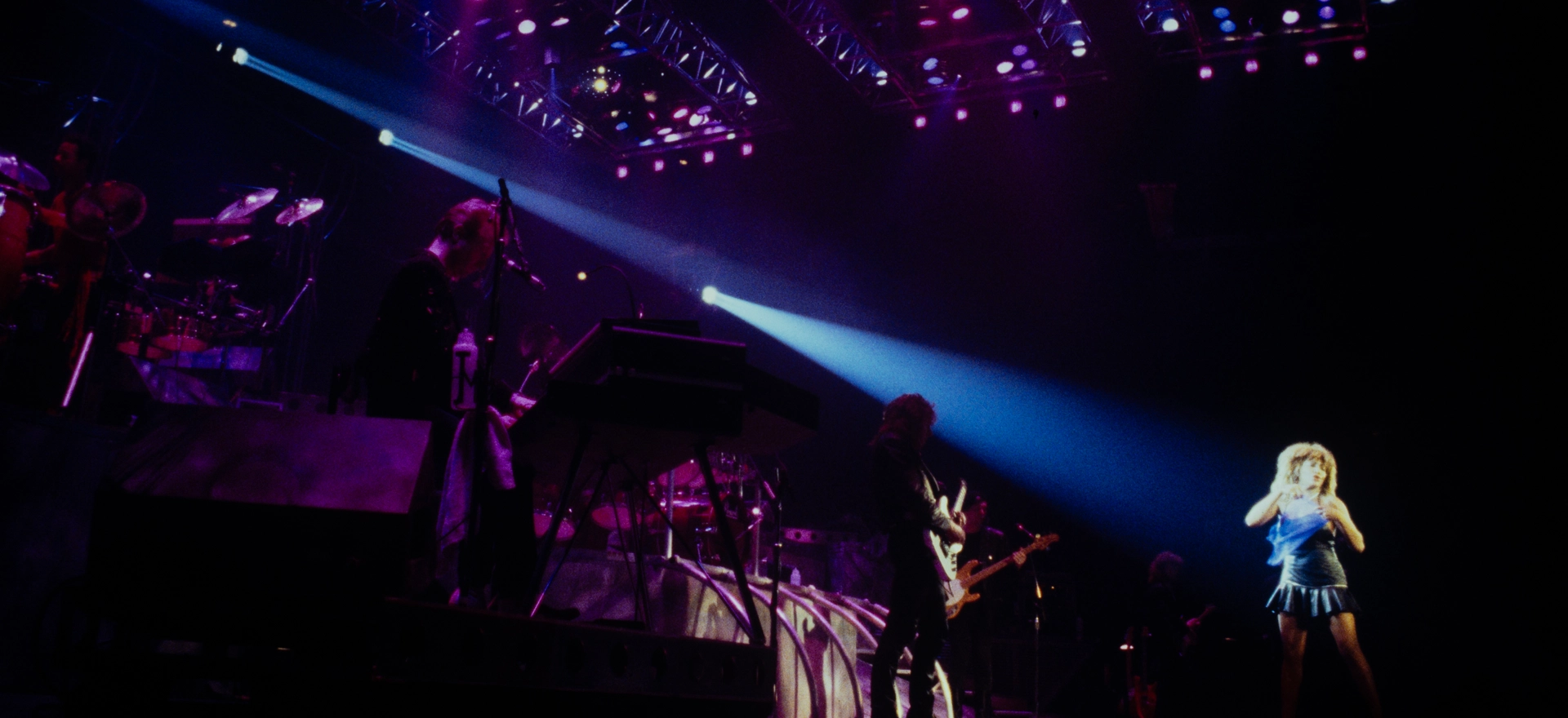 Tina Turner performing live at Wembley Arena 1987 – atmospheric blue lighting